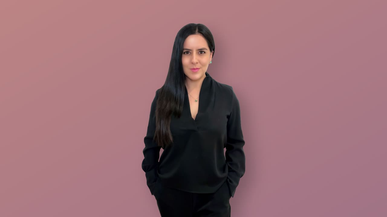 Fotografía de Naty Cueva viendo a la cámara